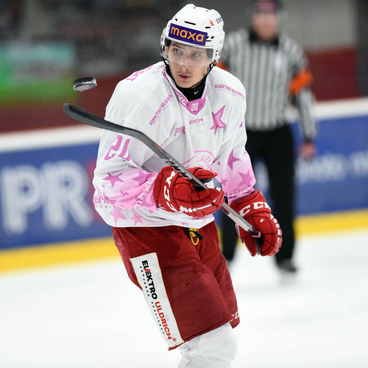 Charitativní aukce hraných růžových dresů HC Slavia Praha photo