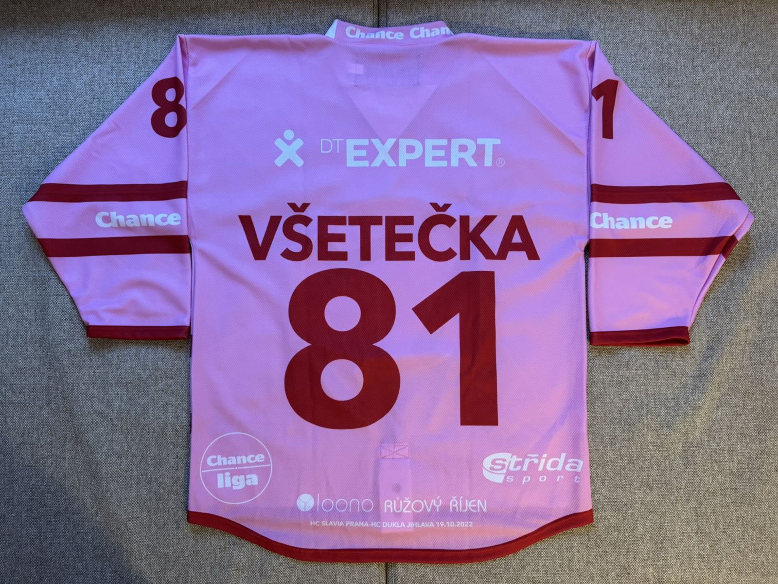 Hraný růžový dres Robina Všetečky z HC Slavia Praha fotka