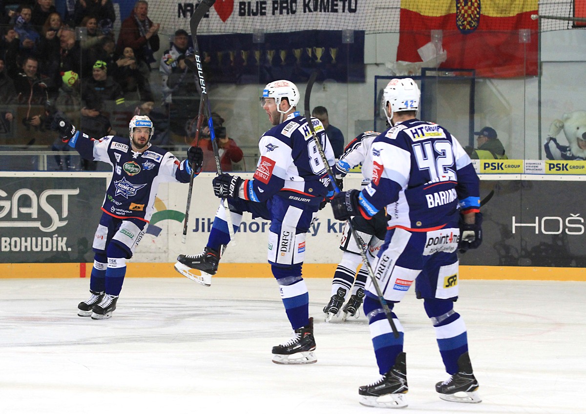 Dresy HC Kometa Brno z cesty za mistrovským doublem